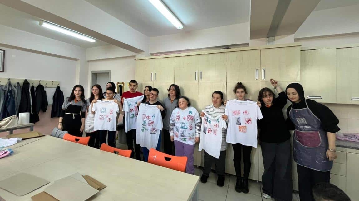 RESİM KULÜBÜ ÖĞRENCİLERİMİZDEN SOSYAL SORUMLULUK PROJESİ KAPSAMINDA ‘’FARKINDALIKLARI FARKET’’ İSİMLİ ETKİNLİĞİ